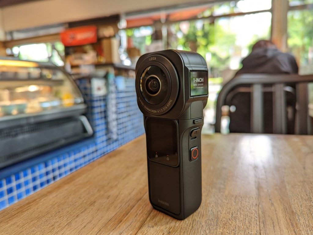 Insta360 ONE RS 1英吋全景鏡頭相機斜視