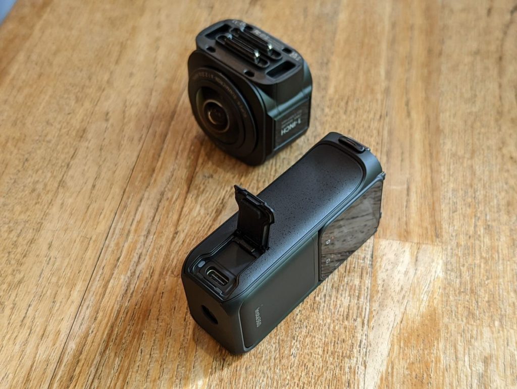 Insta360 ONE RS 1英吋全景鏡頭相機打開蓋子