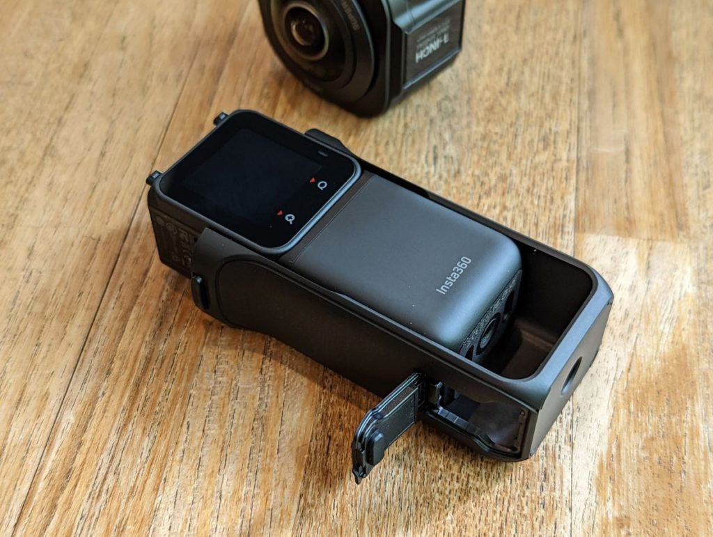 Insta360 ONE RS 1英吋全景鏡頭相機滑出主機和電池
