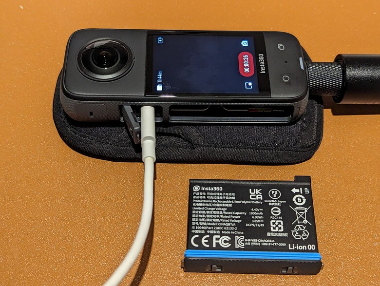 Insta360 X3即使不裝電池，只靠充電線也能供電錄影