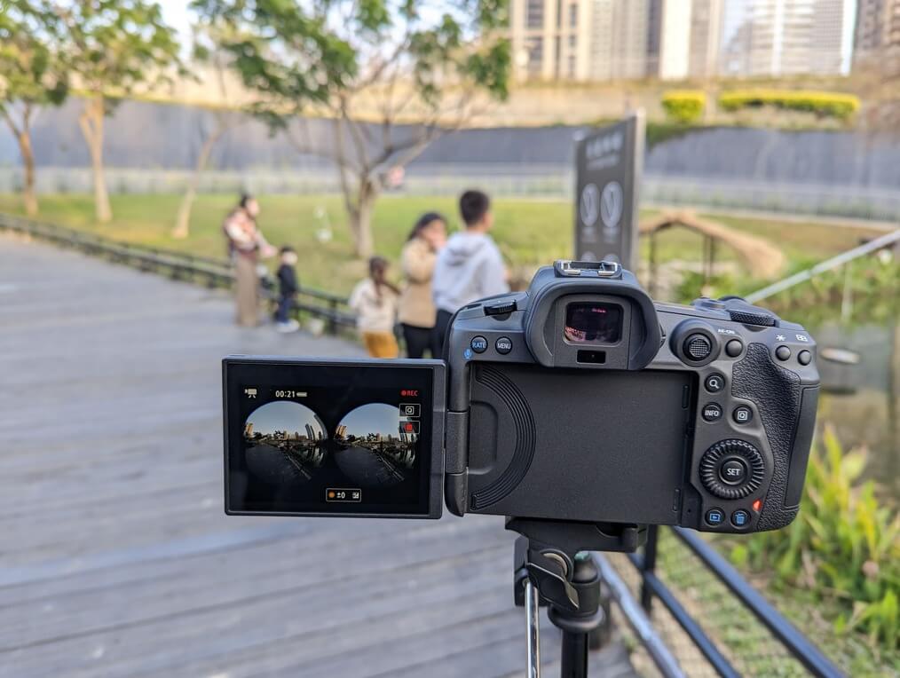Canon R5可翻轉螢幕會顯示兩顆魚眼鏡頭的畫面