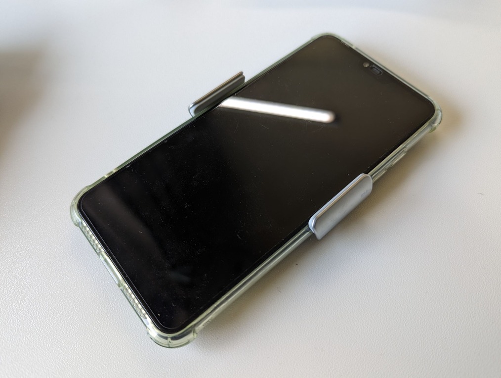 Insta360 Flow磁吸夾上手機的樣子