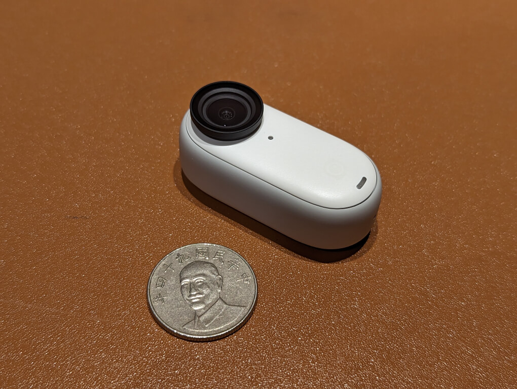 Insta360 GO 3相機體積與硬幣大小參考比例