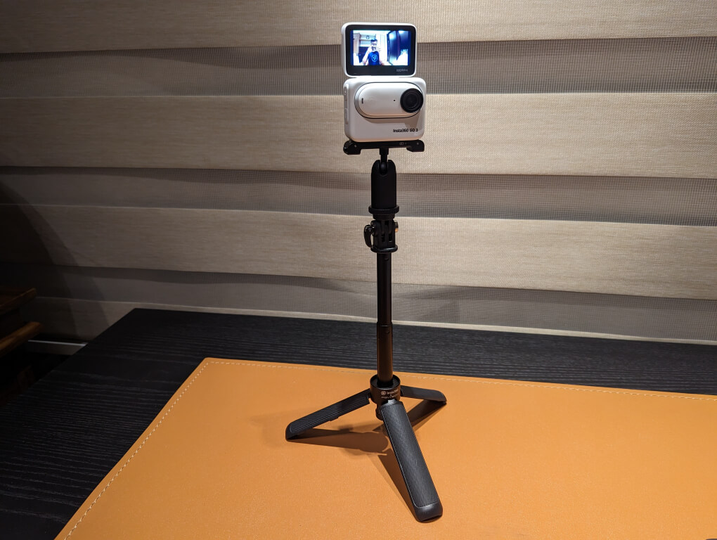 如果是在桌上或定點拍攝時，可以把迷你腳架張開立起來，馬上就是一台定點拍攝相機了