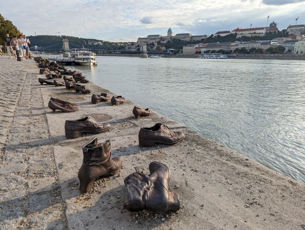 多瑙河岸的鞋子