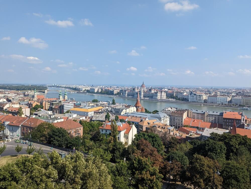在漁人堡城牆上面是遠眺多瑙河的好地方