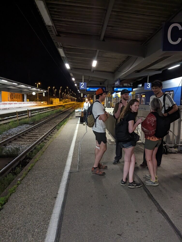 從薩爾斯堡搭同一班車去國王湖的一群外國人