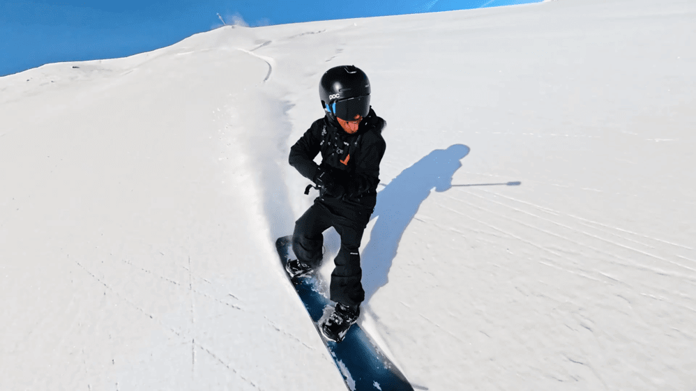 這段滑雪的片段可以從影子看到相機的外觀，跟上一台X3非常像。