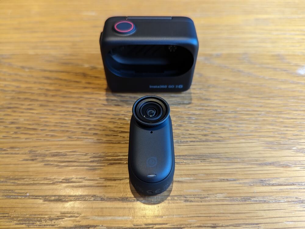 將Insta360 GO 3S相機單獨從拓展艙取出