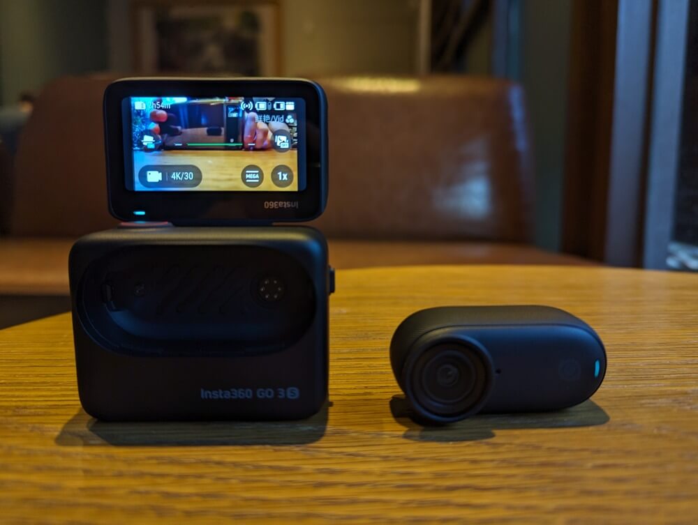 將拇指相機拿下來單獨使用，這時候充電艙就可以遠端預覽相機鏡頭畫面，也可以用來遙控操作相機。